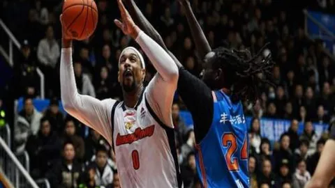 30岁及以上球员本赛季五大联赛射手榜：萨拉赫高居榜首，莱万与凯恩紧追不舍